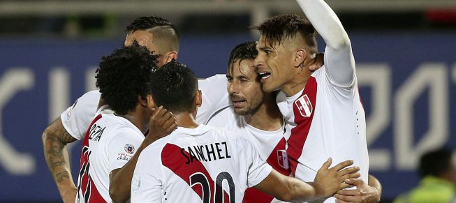 Pizarro mete a Perú en la pelea en el dramático Grupo C