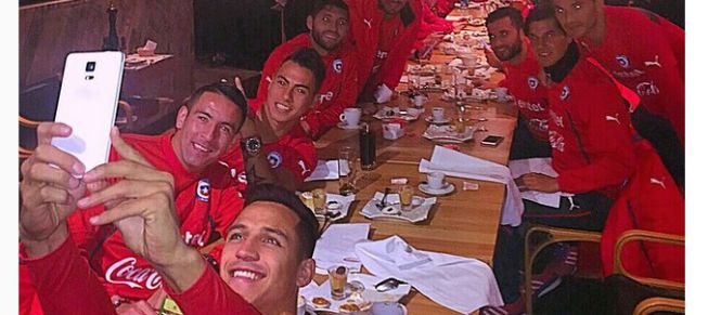 Sampaoli repeats strategy and the Chilean squad goes out to eat.