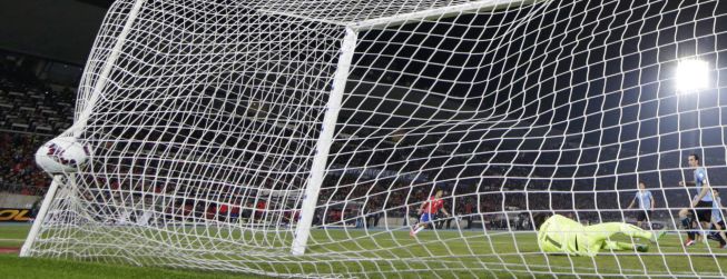 Isla marcó ante Uruguay su primer gol en duelos oficiales