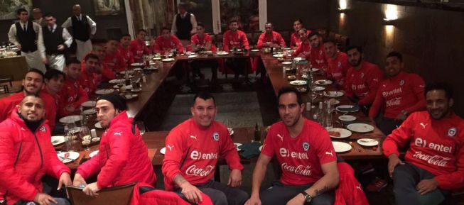 The Roja repeats its ritual of the Cup and the team goes out for dinner.