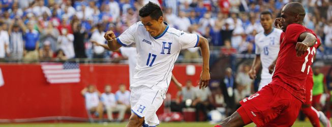 Honduras rescata un empate ante Panamá y sigue con vida