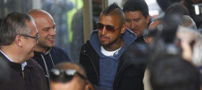 Arturo Vidal llegó en completo hermetismo a Alemania