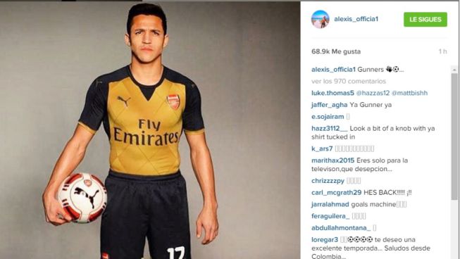 Alexis Sánchez presenta la nueva camiseta de Arsenal