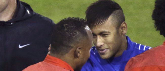 El encuentro entre Zúñiga y Neymar en un abrazo