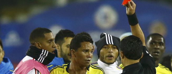 Carlos Bacca, dos fechas fuera y multa por empujón a Neymar