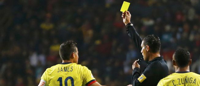 James recibe amarilla por protestar un lateral