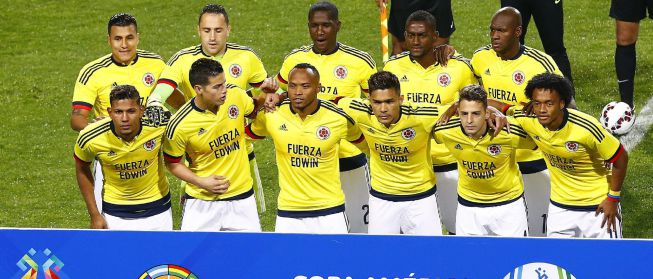 Jugadores de Colombia le hacen un homenaje a Valencia