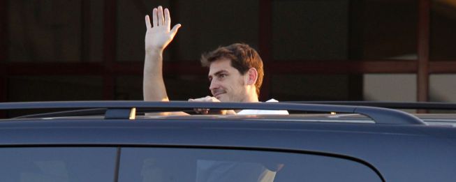 Fans gather to welcome Iker Casillas on his Porto arrival