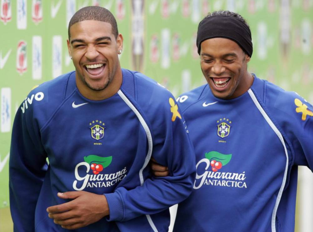 International football | Ronaldinho and Adriano, toe-to ... - 1000 x 742 jpeg 68kB