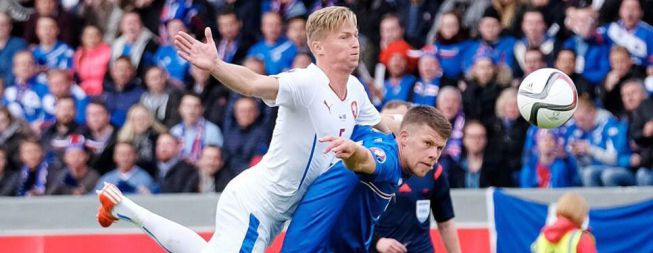 Islandia remonta frente a República Checa y es líder