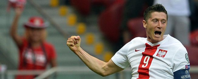 Polonia golea con 3 tantos de Lewandowski en 4 minutos