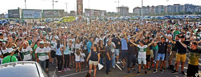 Concentrados mil aficionados del Elche en señal de protesta