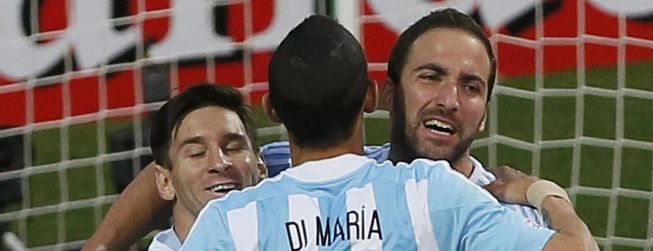 Argentina vence con gol de Higuaín y pasa primera de grupo