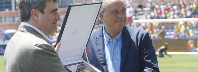 The cardinal presented the Sports Merit plaque to Villarreal.