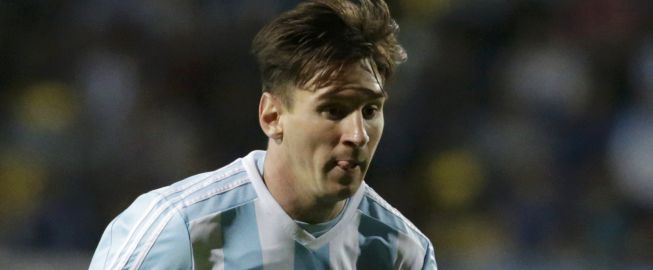 Messi llegó a los 100 partidos con más sombras que luces