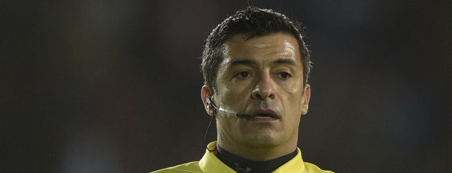 El árbitro del Chile-Uruguay critica la acción de Jara