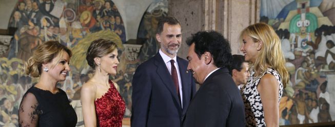 El Rey posó con Hugo Sánchez en un evento en México