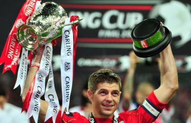 Gerrard dona sus camisetas y trofeos al Museo del Liverpool
