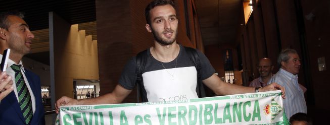 Pezzella llegó a Sevilla y firmará por cinco años
