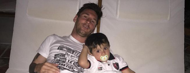 Messi viste a su hijo con un polo... de Newell's Old Boys