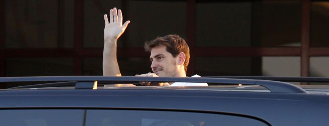 Casillas es recibido en Oporto por un centenar de aficionados