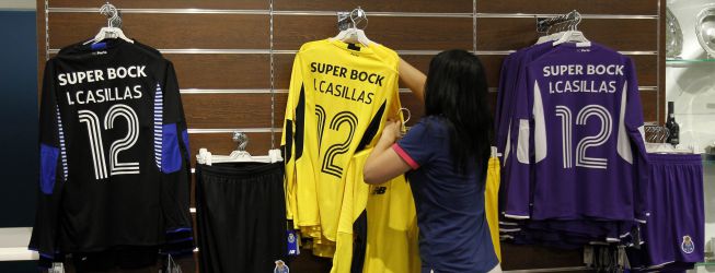 Iker Casillas ya vende camisetas en Oporto