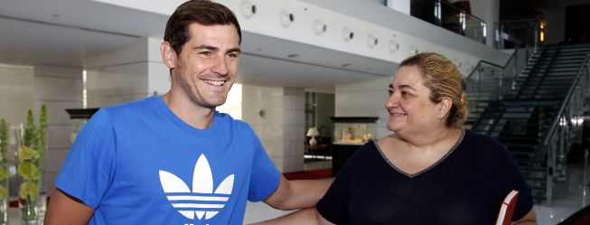 Iker Casillas visita el museo del Oporto en el Estádio do Dragão
