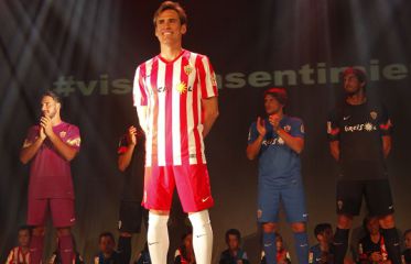 La afición se engancha con las nuevas camisetas del Almería