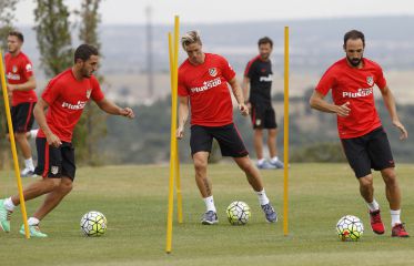 Simeone continues working on tactics during training.