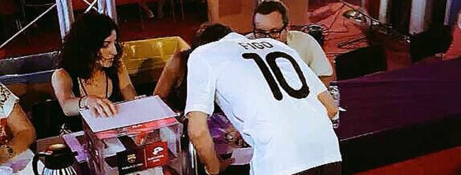 Acude a votar con la camiseta del Real Madrid... ¡de Figo!