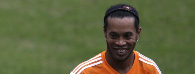 Ronaldinho, ovacionado en su primer entrenamiento en el Flu