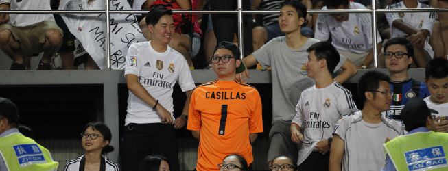 Homenaje a Casillas en el 25' por sus 25 años en el Madrid...