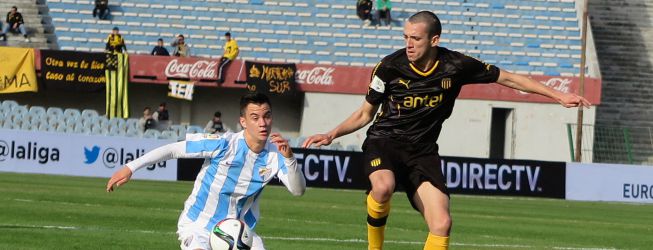 El Málaga golea al Peñarol en un partido demasiado bronco
