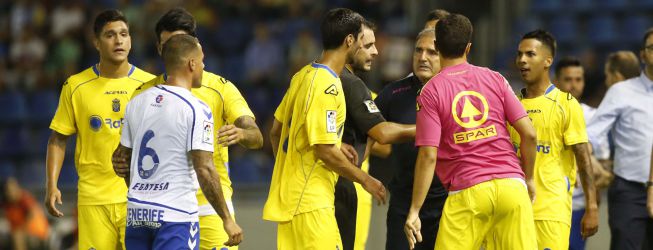 El Tenerife derrota a Las Palmas tras un caliente derbi