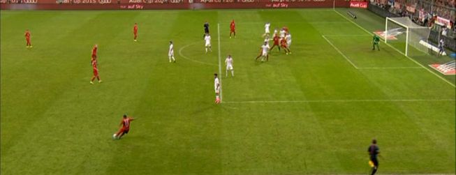 Lewandowski hizo el gol al límite del fuera de juego