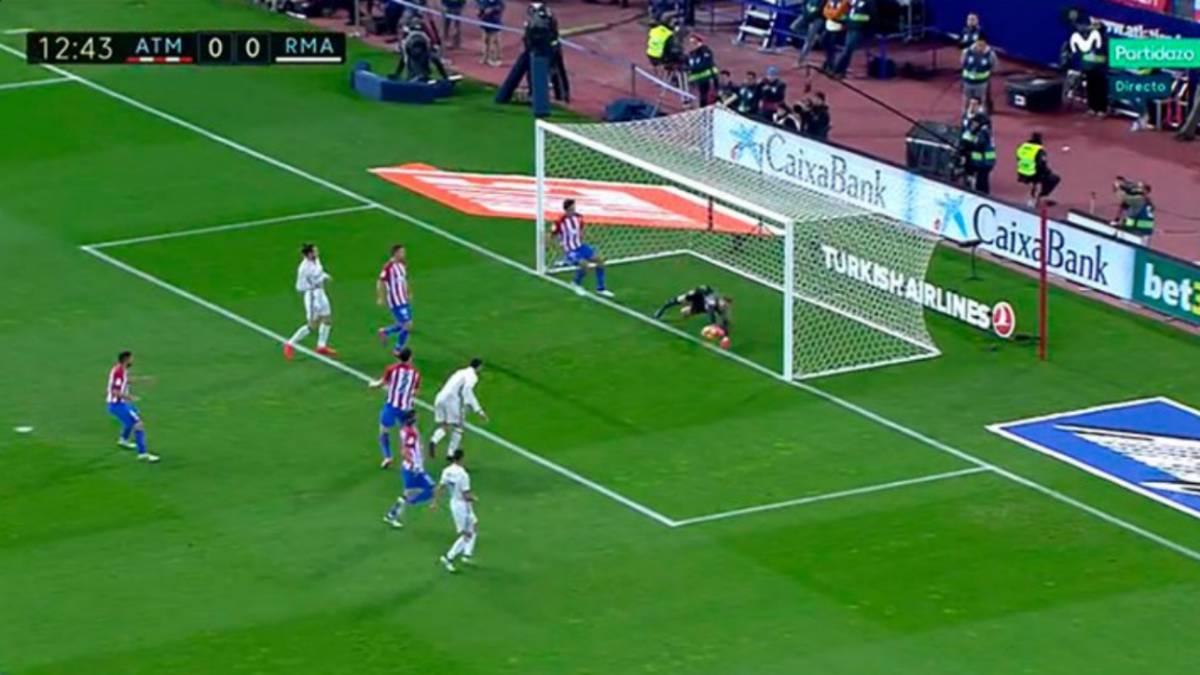 Cristiano reclamó gol en el 12' en un remate que paró Oblak