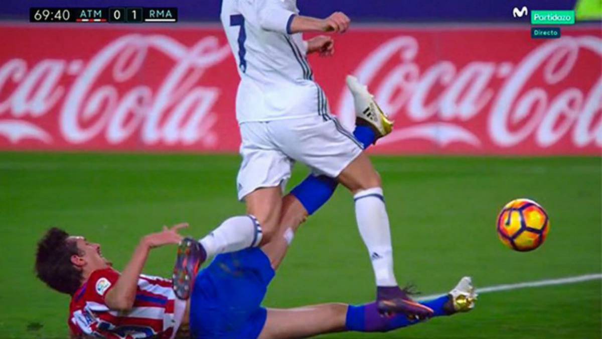 El Atleti protestó el penalti de Savic a Cristiano Ronaldo