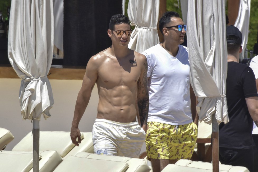 James Rodríguez se relaja en Ibiza antes de decidir su futuro - AS Colombia