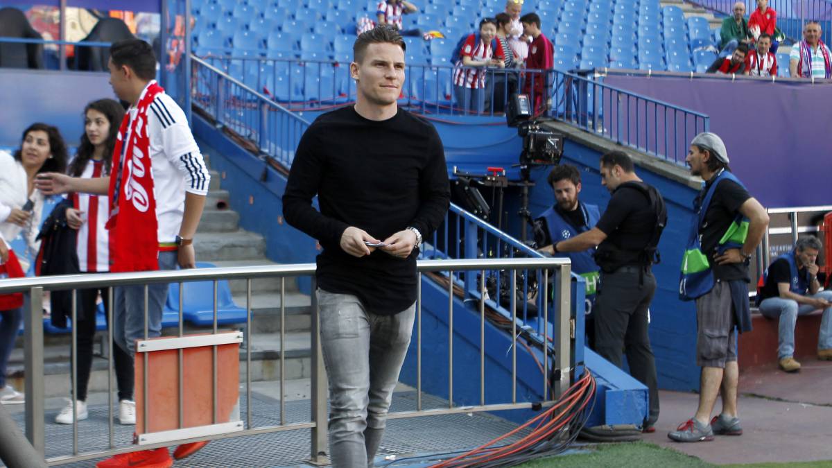Lyon considers a swap: they will go for Gameiro if Lacazette leaves.