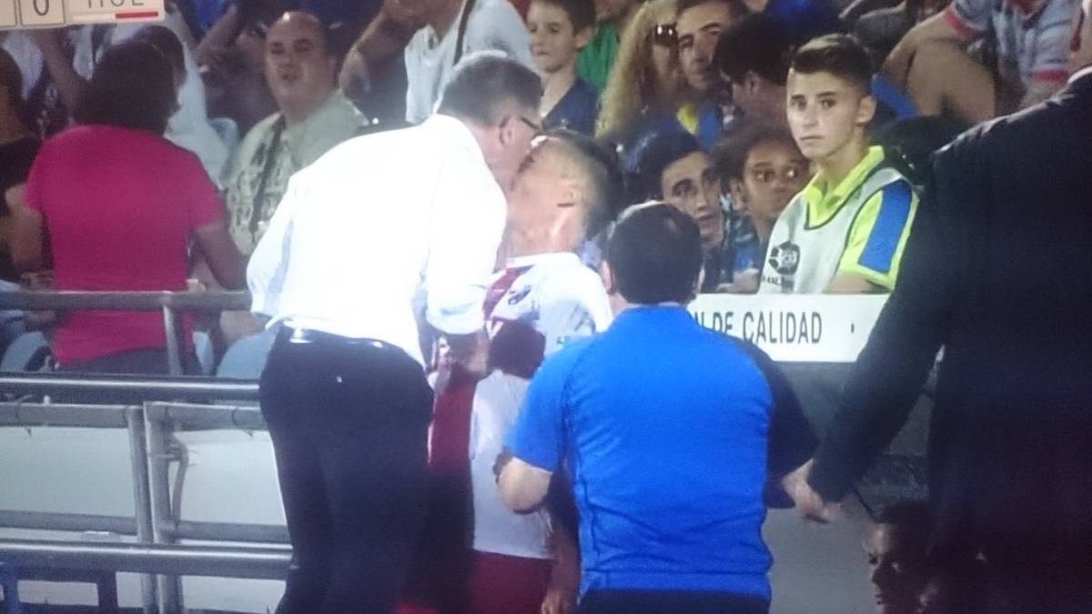 Huesca coach Anquela headbutts his own player, David López - AS English