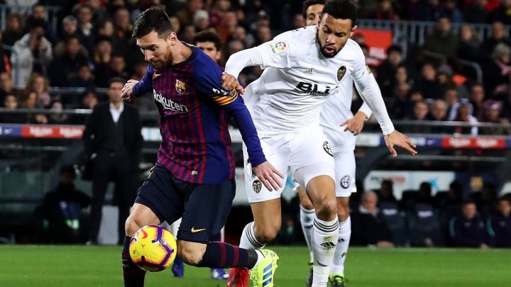 Messi y Coquelin disputan un balón.