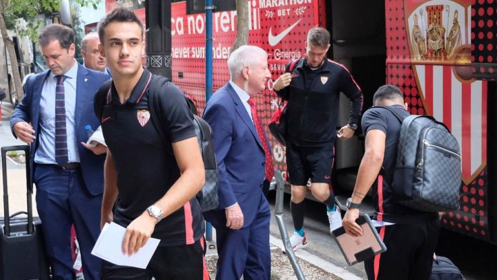 Los jugadores del Sevilla, en Vitoria.