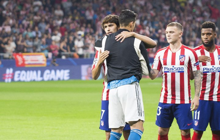 Abrazo entre Cristiano y Joao Félix.