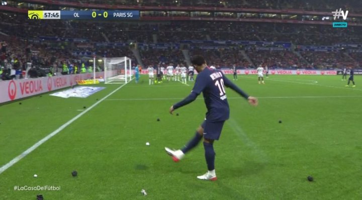 Lluvia de bolas de papel a Neymar.