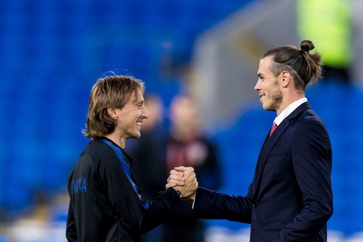 Saludo entre Bale y Modric.