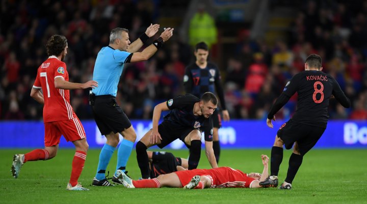 Daniel James, conmocionado en el Gales-Croacia.