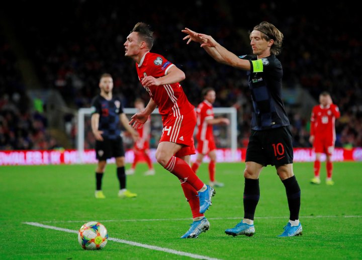Modric empuja a Roberts durante el Gales-Croacia.