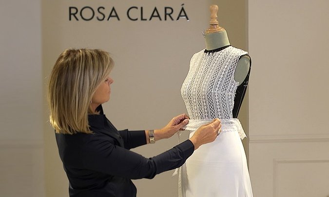 Rosa Clará, en plena elaboración del vestido de Mery Perelló