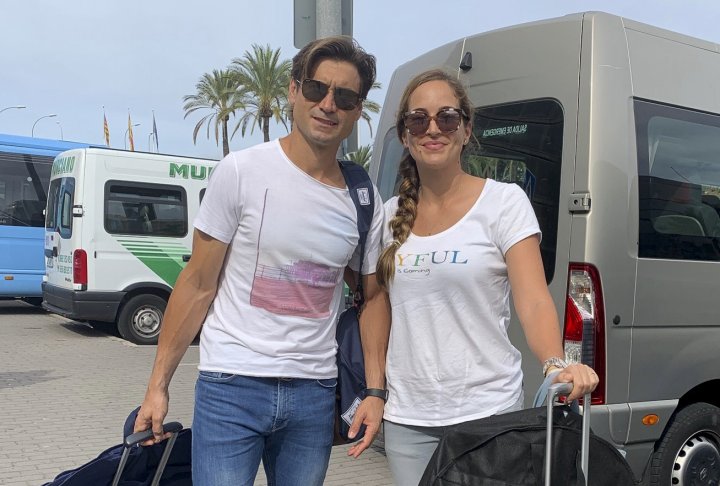 Ferrer y su novia Marta Torner, el viernes por la tarde a su llegada a Mallorca.