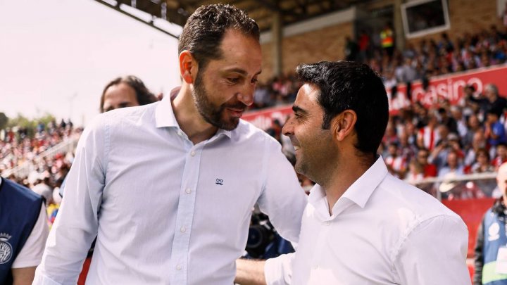 Abrazo entre Machín y Gallego.